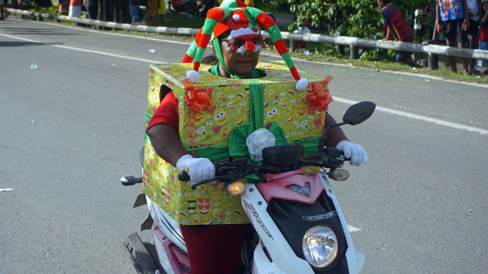 2022/12/21/antarafoto-karnaval-santa-claus-memasuki-bulan-natal-di-papua-barat-04_ratio-16x9.jpg