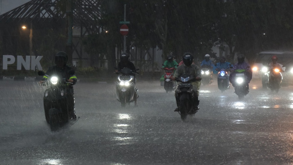 BNPB Imbau Wisatawan Waspadai Cuaca Ekstrem saat Libur Nataru