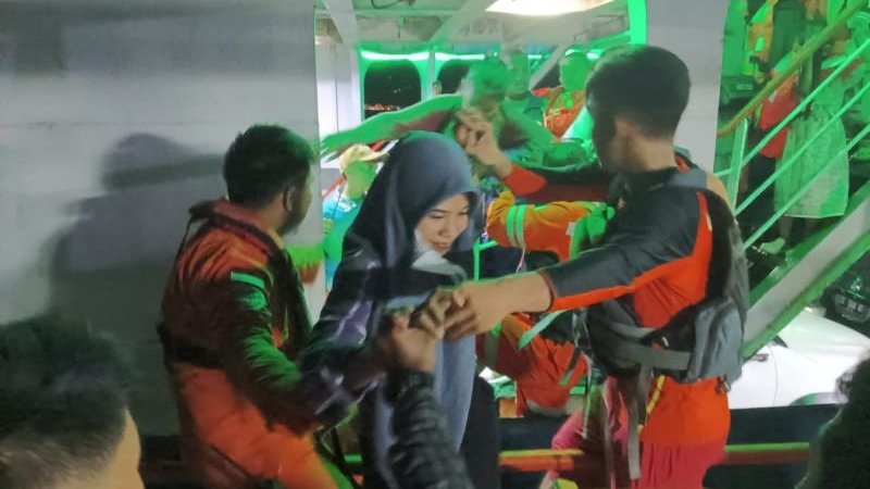 Tim SAR Evakuasi 278 Penumpang Kapal yang Patah Kemudi di Sofifi