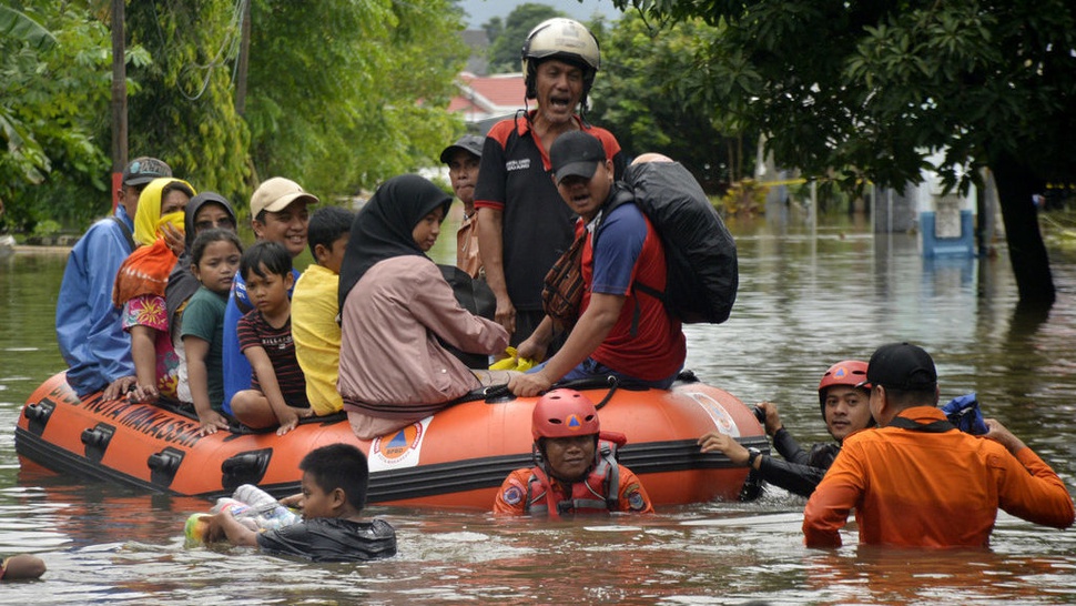 2022/12/25/antarafoto-evakuasi-korban-banjir-di-makassar-251222-abhe-1_ratio-16x9.jpg