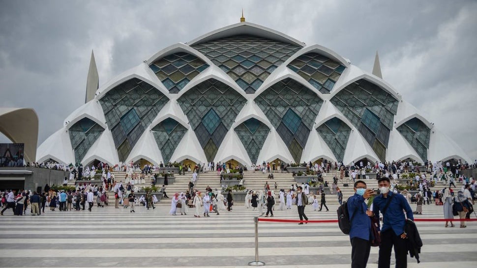 Lokasi Masjid Al Jabbar yang Viral Kolamnya Jadi Tempat Renang