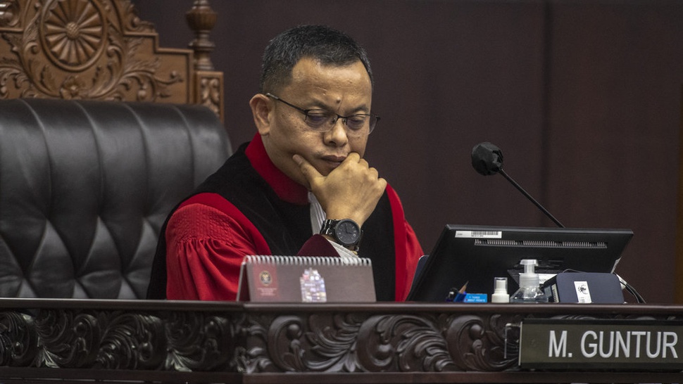 Hakim MK Guntur Hamzah Disanksi Teguran soal Kasus Ubah Putusan