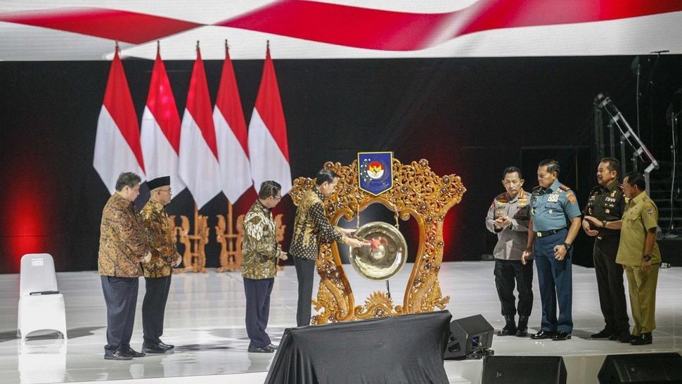Jokowi Tegur Bulog & Kepala Daerah soal Kenaikan Beras dan Telur