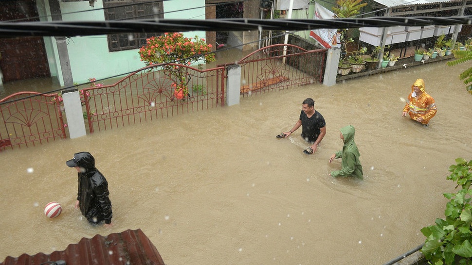 Mensos Bujuk Korban Banjir di Manado agar Bersedia Direlokasi
