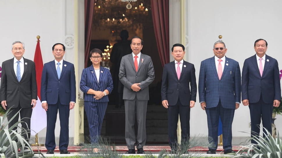 Jokowi Bahas soal Myanmar saat Temui Sekjen ASEAN & Para Menlu