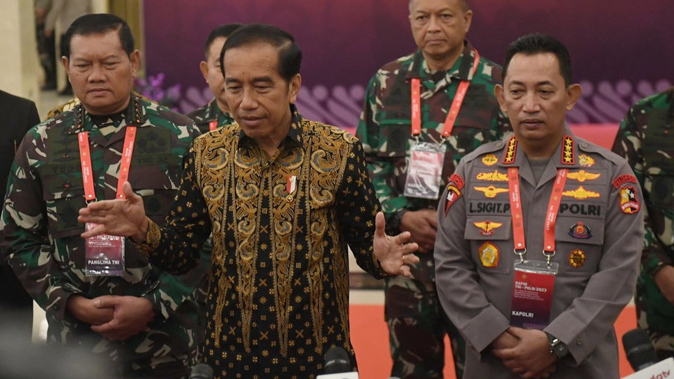 Jokowi Langsung Rapat Terbatas saat Tiba di Papua Senin Malam
