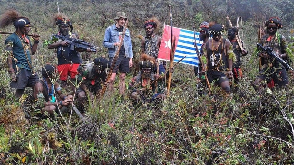 Pembebasan Pilot Susi Air: Pelik & Tak Selesaikan Konflik Papua