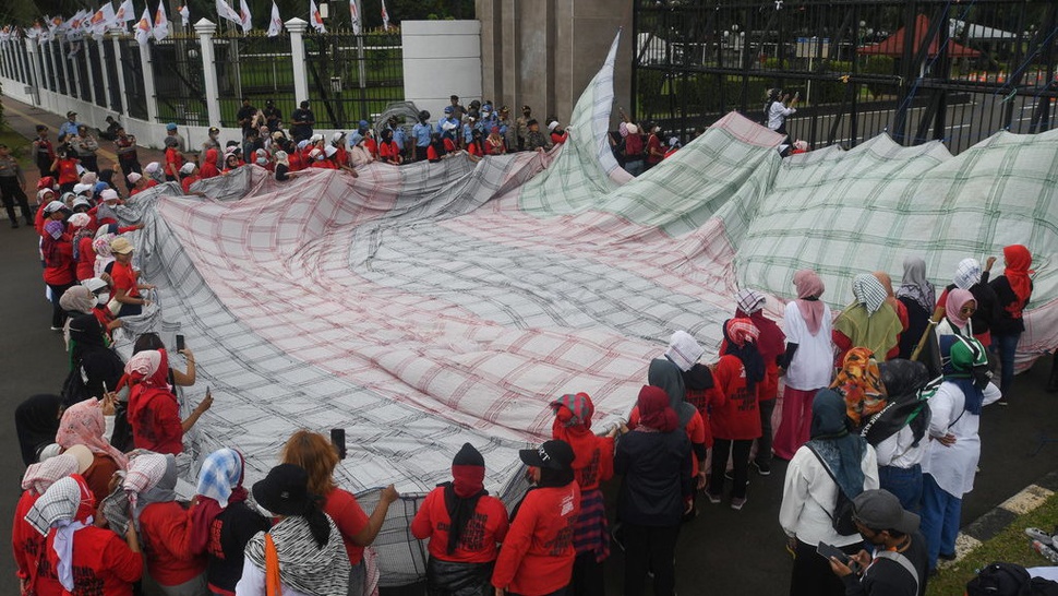 Demo DPR, Ratusan Pekerja Rumah Tangga Bentangkan Serbet Raksasa