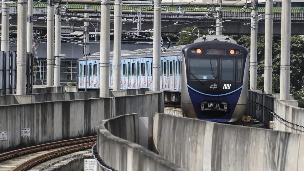 Aturan Buka Puasa Saat Naik Transjakarta, MRT, dan LRT Jakarta