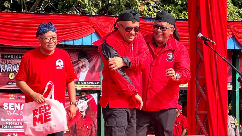 Hasto Sematkan Jaket Merah ke Menkop Teten: Beliau Kader PDIP