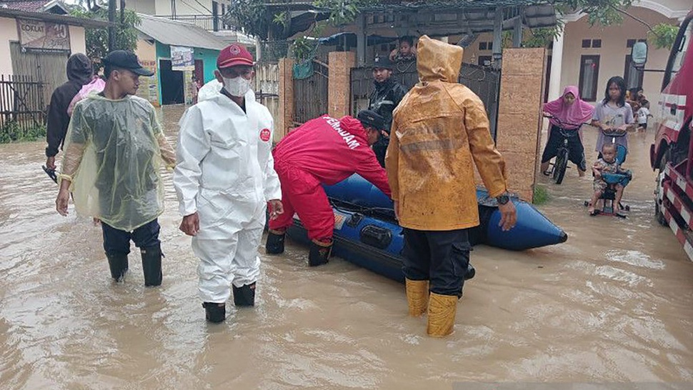 Tiga Warga Tangerang Meninggal Tersengat Listrik saat Banjir