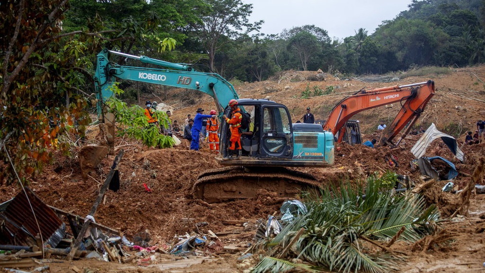 Tim SAR Hentikan Evakuasi Korban Longsor Natuna, 4 Orang Hilang