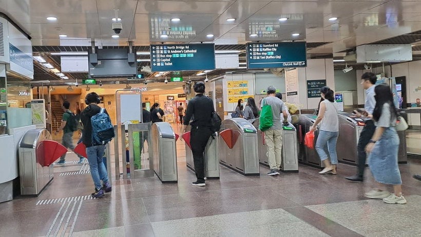 Menjajal Mudahnya Pakai Kartu Visa Contactless di MRT Singapura