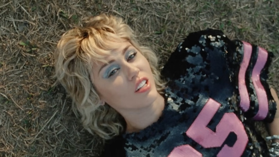 Video Klip & Lirik Lagu Angels Like You - Miley Cyrus yang Viral