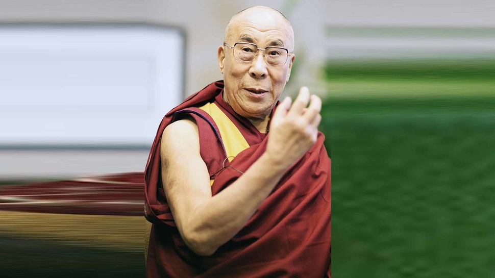 Profil Tenzin Gyatso Dalai Lama yang Cium Bibir Anak Laki-laki