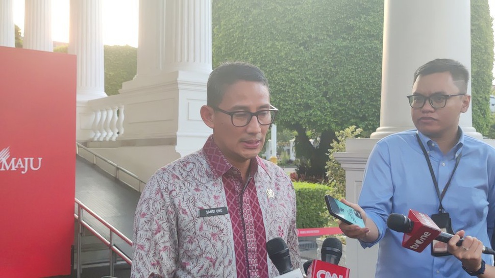 Jokowi Bantah Bahas Politik dengan Sandiaga & Prabowo di Istana