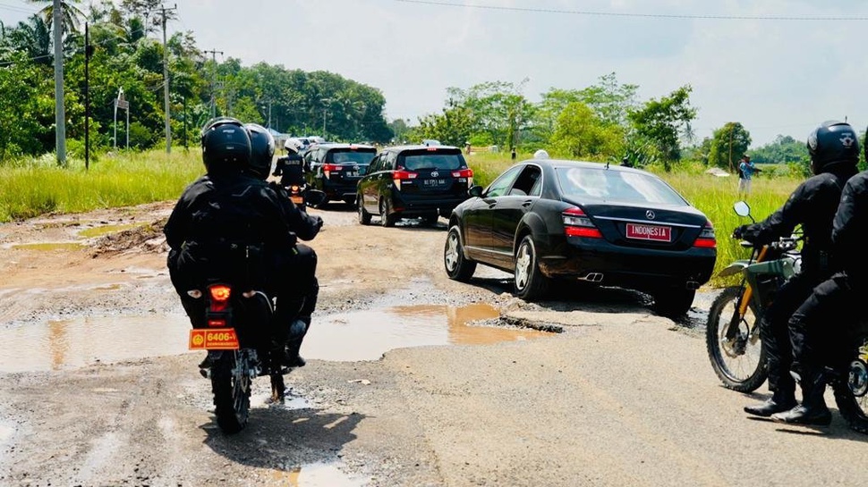 Dahi Jokowi Mengerut saat Mobilnya Bergoyang di Jalanan Lampung