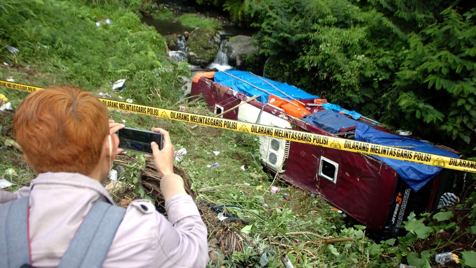 Fakta & Kronologi Kecelakaan Bus Masuk Sungai di Guci