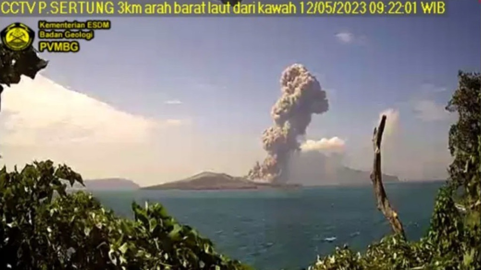 Erupsi Gunung Anak Krakatau Hari Ini: Semburkan Abu Vulkanik
