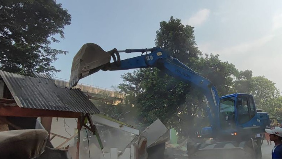 Pemkot Jaktim Bongkar 54 Kios di Bantaran Kali IKIP Pulogadung