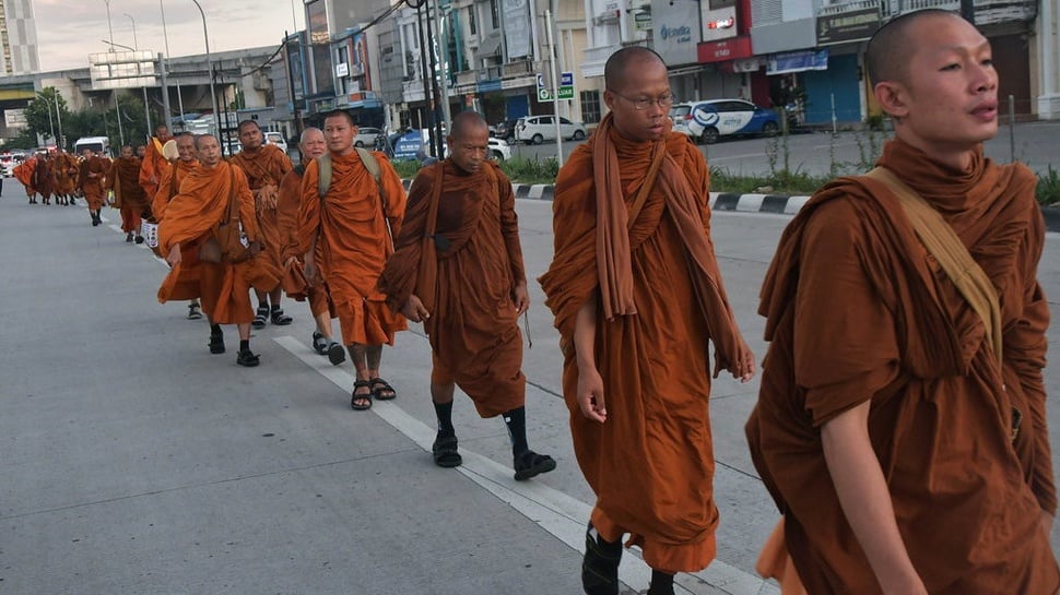 Fakta-fakta Biksu: Jalan Kaki dari Thailand Sampai Borobudur