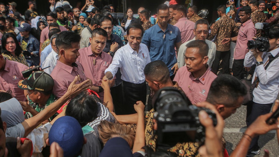 Tinjau Pasar Brahrang Binjai, Jokowi: Harga Beras Premium Naik