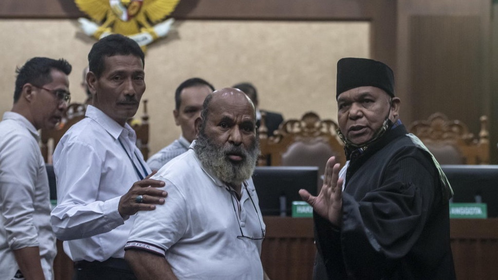 Jaksa Nilai Enembe Terbukti Atur Pemenang Tender Proyek di Papua