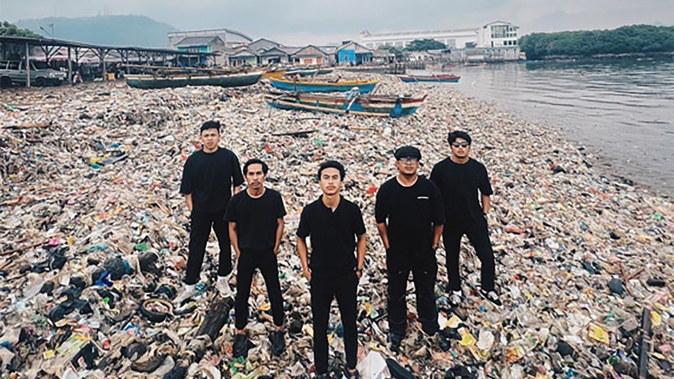 Siapa Pandawara Group Viral Bersihkan Pantai Terkotor di Lampung