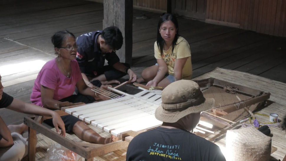 Perempuan Adat Dayak Iban Menjaga Harmoni demi Hutan Lestari