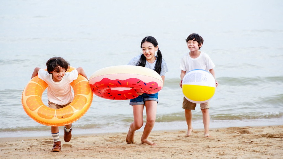 15 Perlengkapan Rekreasi ke Pantai untuk Anak dan Tips Packing