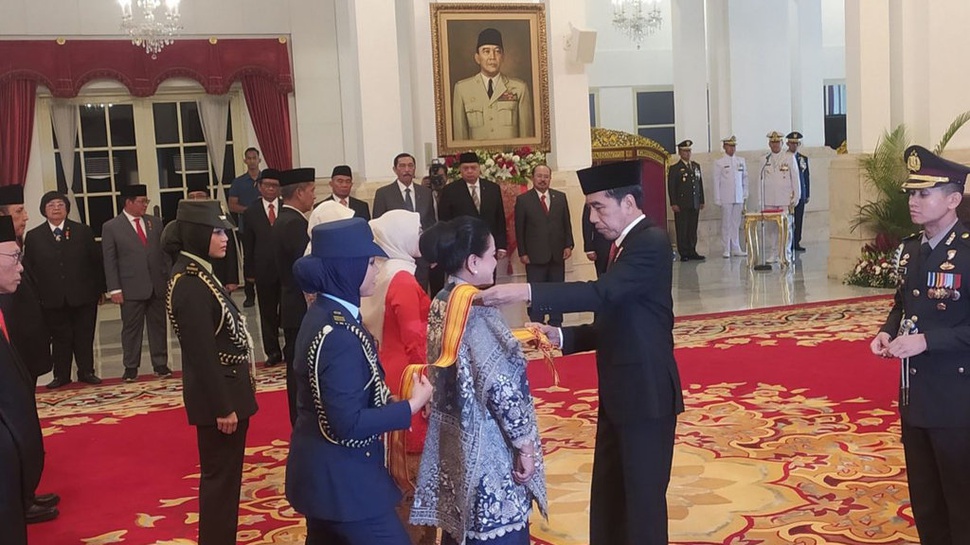 Jokowi Anugerahkan Tanda Kehormatan bagi Iriana & Tokoh Lain