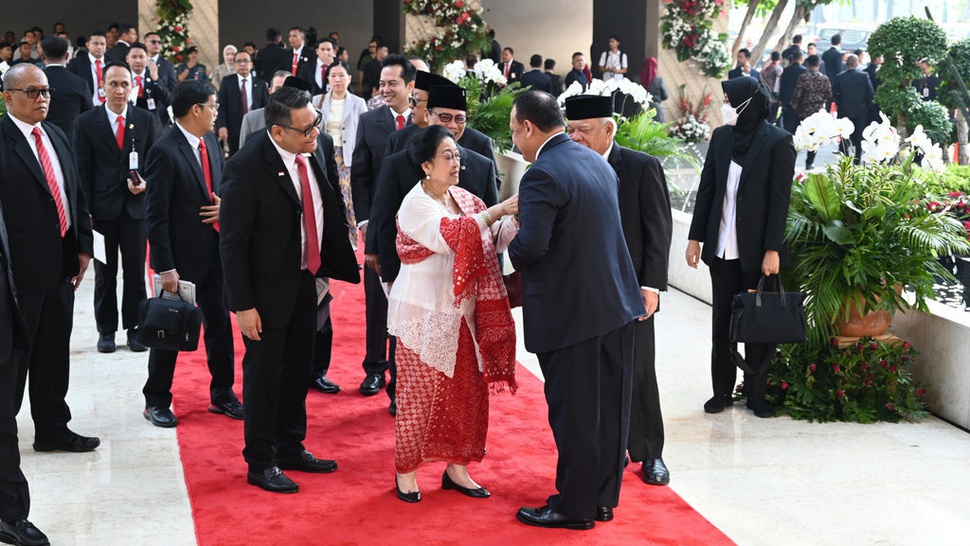 Momen Megawati Rapikan Dasi Firli Bahuri di Sidang Tahunan MPR