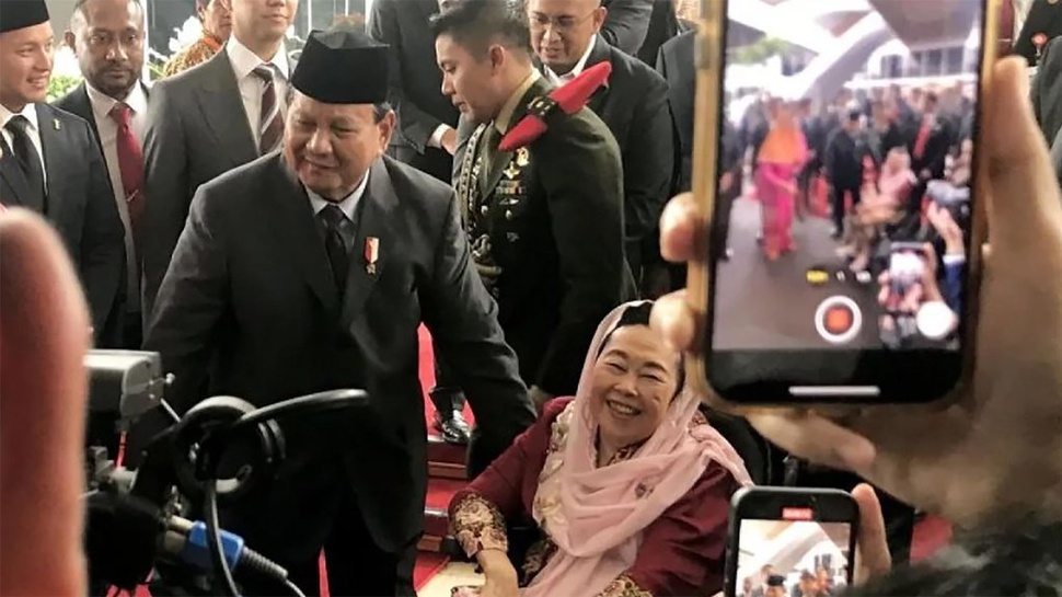 Momen Prabowo Bicara dengan Yenny dan Salami Istri Gus Dur