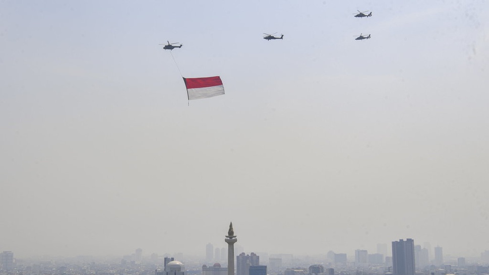 Atraksi Pesawat & Heli di Istana saat Langit DKI Penuh Polusi