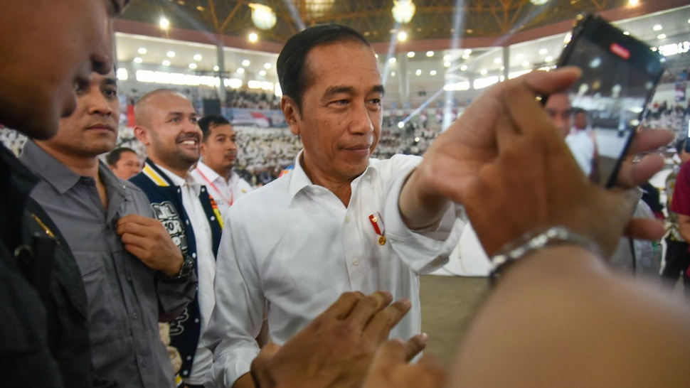 Jokowi soal SMKN Jateng Gagasan Ganjar: Bisa Atasi Kemiskinan