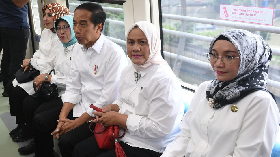 Jokowi ke Relawan: Ojo Kesusu, Atraksi Politiknya Belum Selesai
