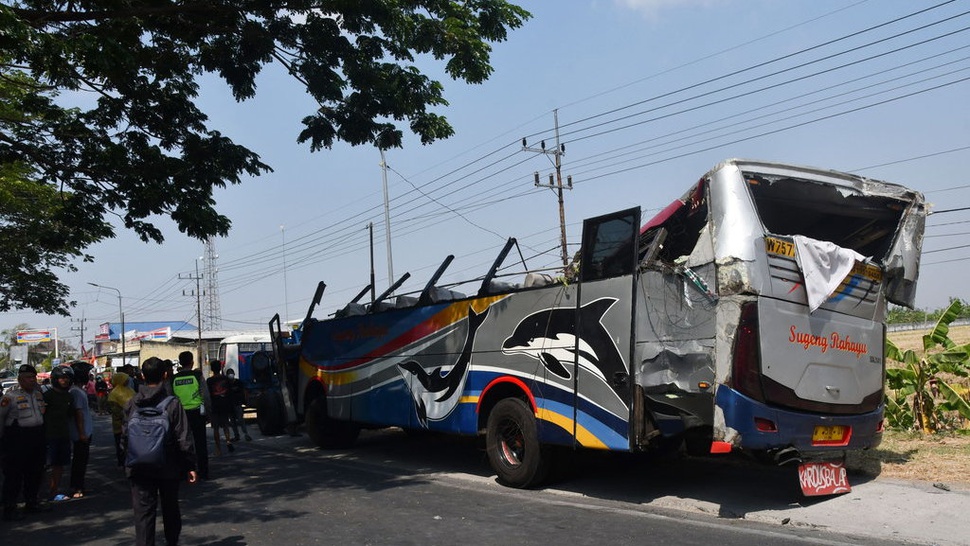 Tiga Orang Tewas akibat Tabrakan Bus Sugeng Rahayu dan Eka Cepat