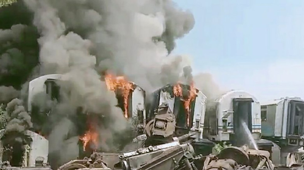 Gerbong Kereta Api Bekas Hangus Terbakar di Purwakarta