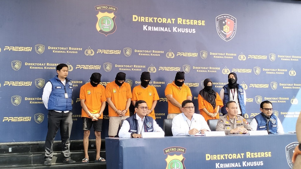 Polisi Ancam Jemput Paksa 16 Pemeran Film Dewasa jika Mangkir
