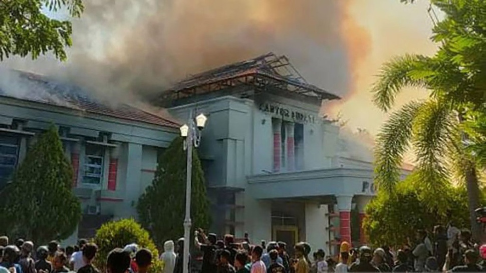 Kantor Bupati Pohuwato & Kantor DPRD Dibakar Massa Unjuk Rasa
