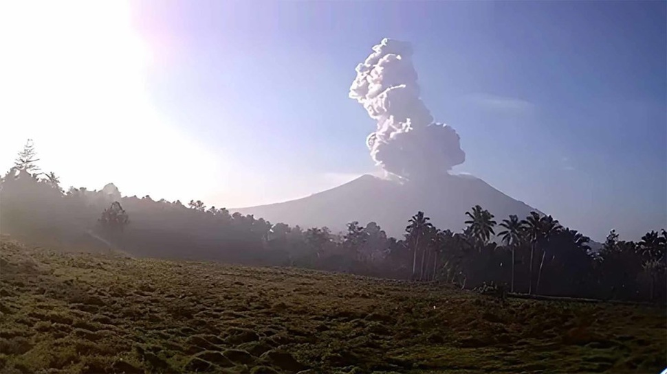 Gunung Ibu di Maluku Utara Erupsi, Lontarkan Abu Setinggi 1,5 Km