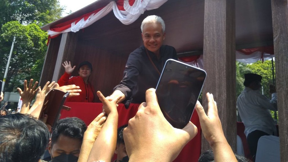 Ganjar Pranowo Konvoi Bareng Puan Maharani Menuju ke KPU