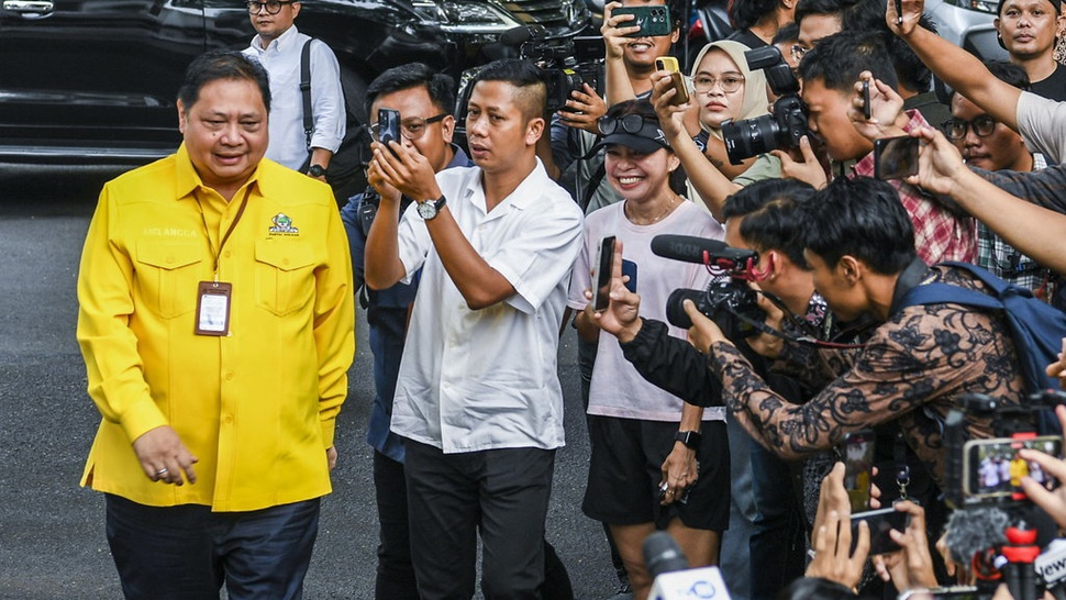 Kejanggalan Sikap Airlangga Mundur Mendadak dari Ketum Golkar