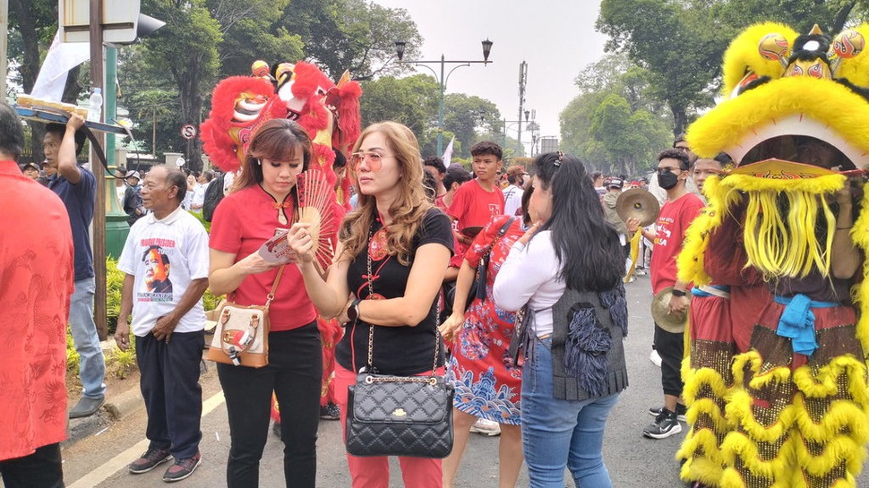 Komunitas Tionghoa Bawakan Atraksi Barongsai di Depan KPU