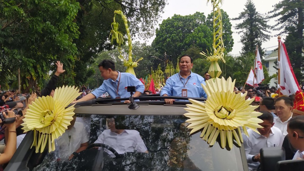Prabowo-Gibran Naik Mobil Pindad Maung Menuju Kantor KPU RI