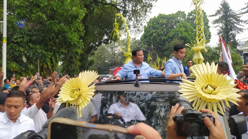 Prabowo-Gibran Tiba di KPU Disambut Massa Pendukung