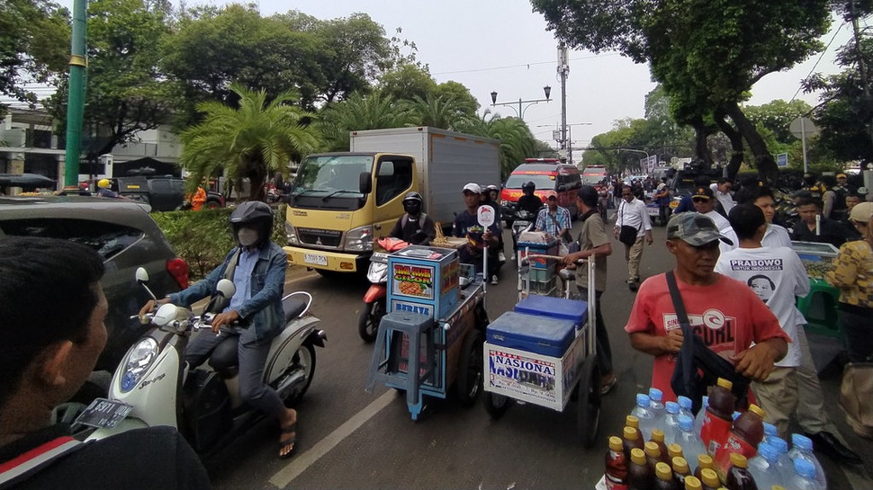 Massa Prabowo-Gibran Bubar, Jalan Sekitar KPU Sudah Bisa Diakses