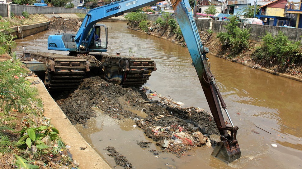 240 Alat Berat Disiagakan Keruk Sungai di DKI Antisipasi Banjir