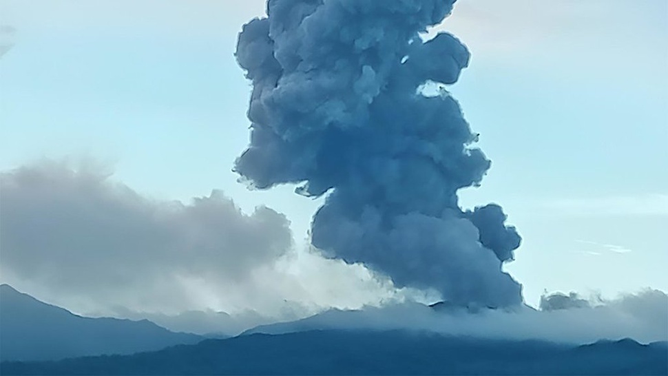 Gunung Dukono Erupsi, Keluarkan Abu Vulkanik Beserta Dentuman