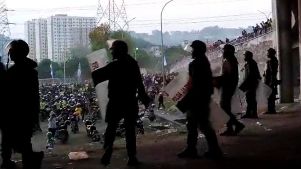 Aliansi Sipil Kecam Penembakan Gas Air Mata di Stadion Gresik